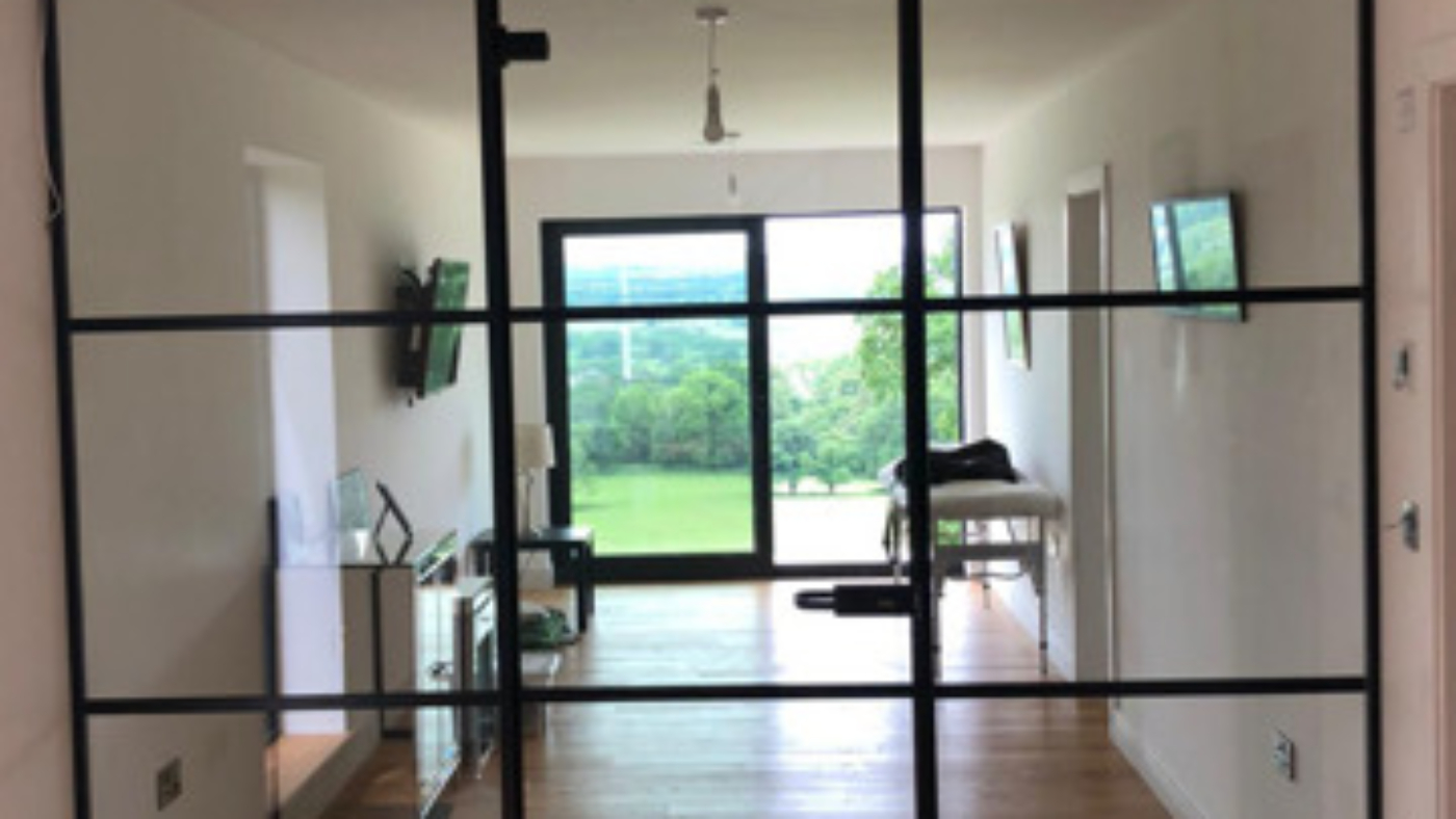 Seamless full height glass screen